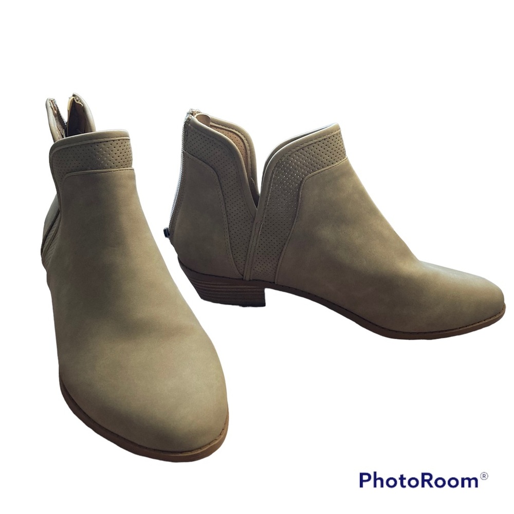 NWT Torrid Side Slit Ankle Booties Bootie Boots Shoes Taupe Tan Size 8.5
